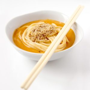 nouilles a la sauce piquante sesame et cacahuetes 883x1024 1