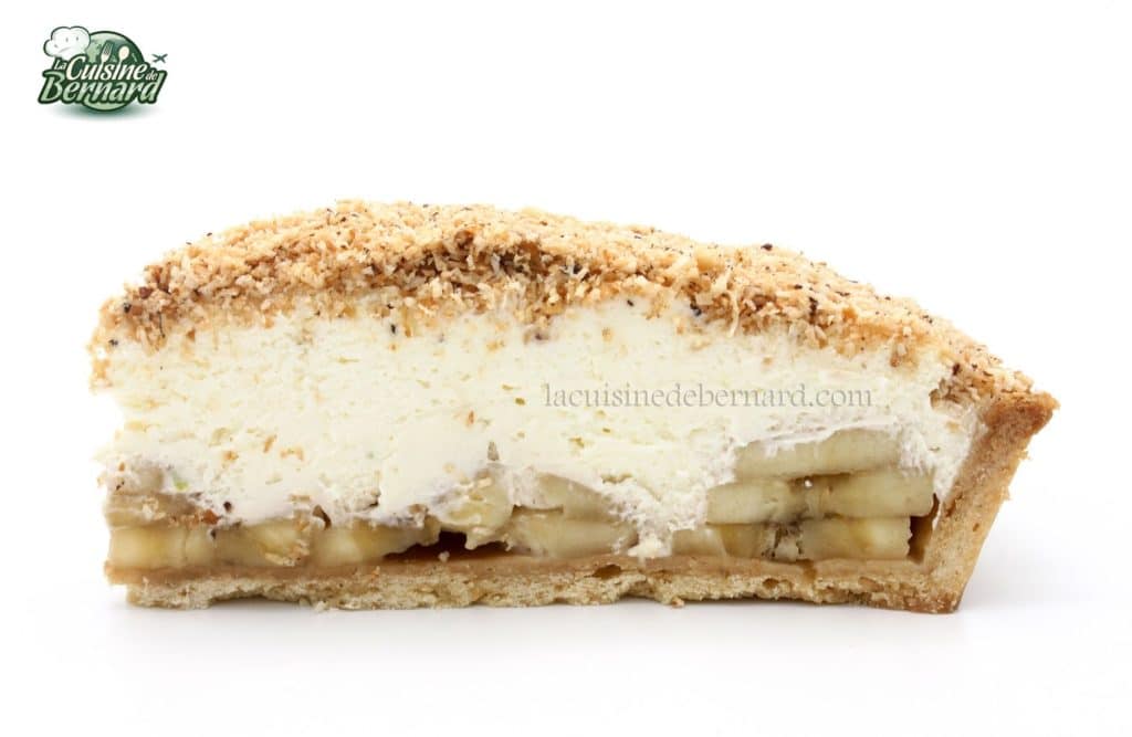 Tarta de plátano, coco y avellanas con crema batida de lima