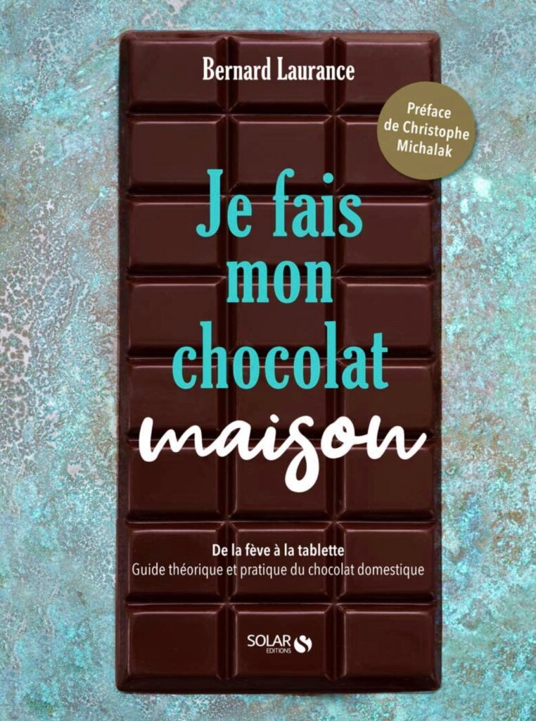 La couverture du livre "Je fais mon chocolat maison" de Bernard Laurance, ornée d'un grand motif de tablette de chocolat et d'une étiquette circulaire pour la préface de Christophe Michalak, évoque l'allure luxueuse de Chocolat de Dubaï.