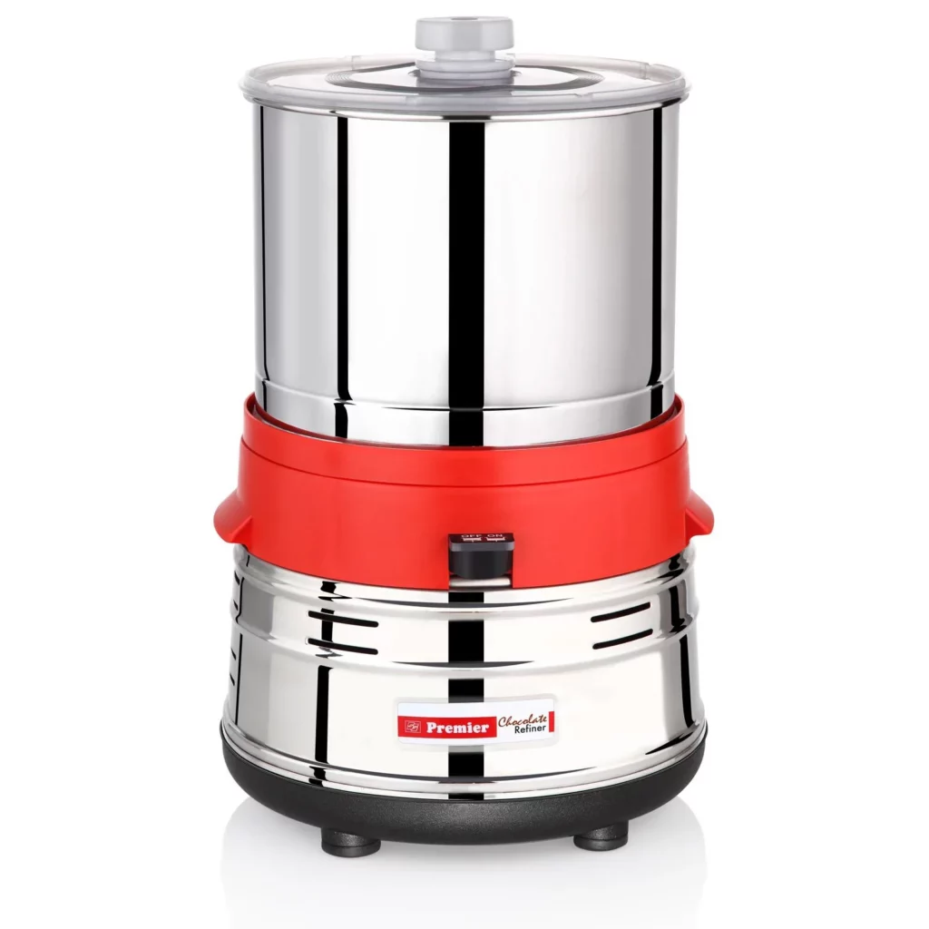 Un moulin humide de table en acier inoxydable avec un anneau d'accent rouge, un couvercle transparent et un interrupteur d'alimentation avant, idéal pour préparer des pâtes lisses ou même de luxueuses créations de chocolat de Dubaï à la maison.