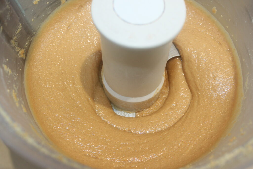Beurre de cacahuète crémeux avec une pointe de chocolat mélangé dans un robot culinaire.
