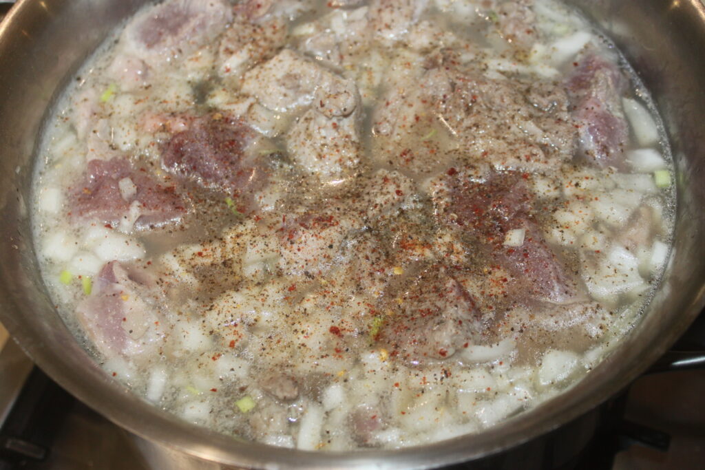 Marmite de viande et d'oignons hachés bouillant dans de l'eau, assaisonnée d'épices.