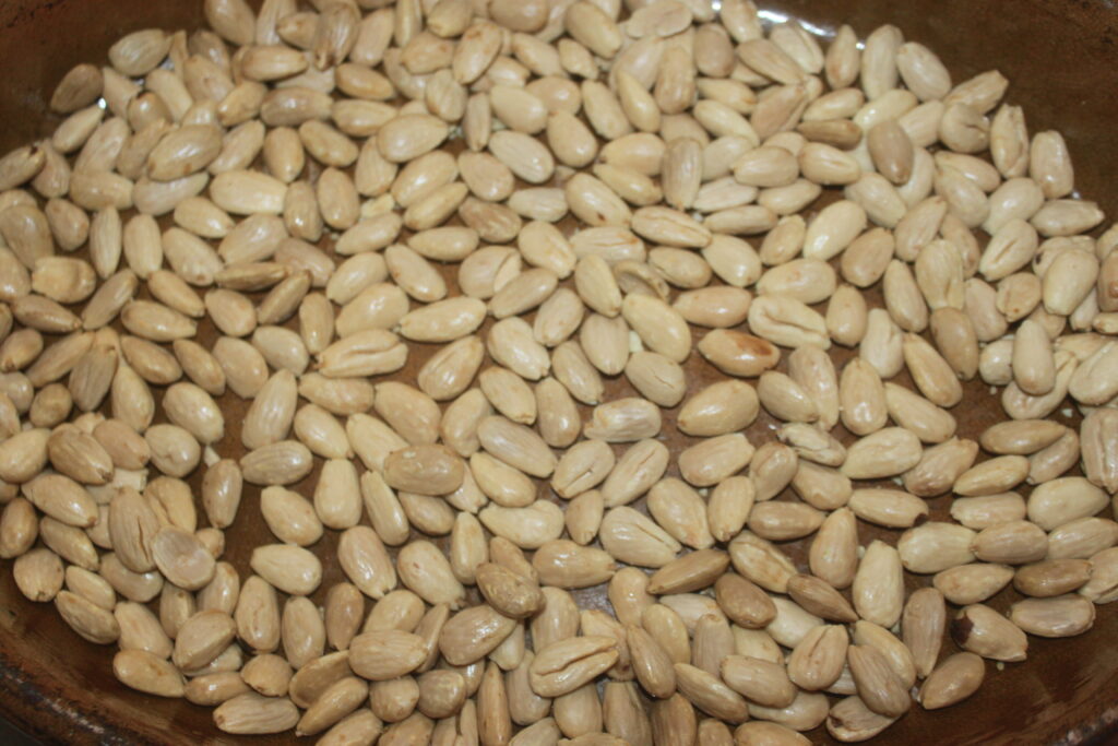 Gros plan d'amandes pelées et blanchies réparties uniformément, parfaites pour sublimer votre recette de sablés préférée.