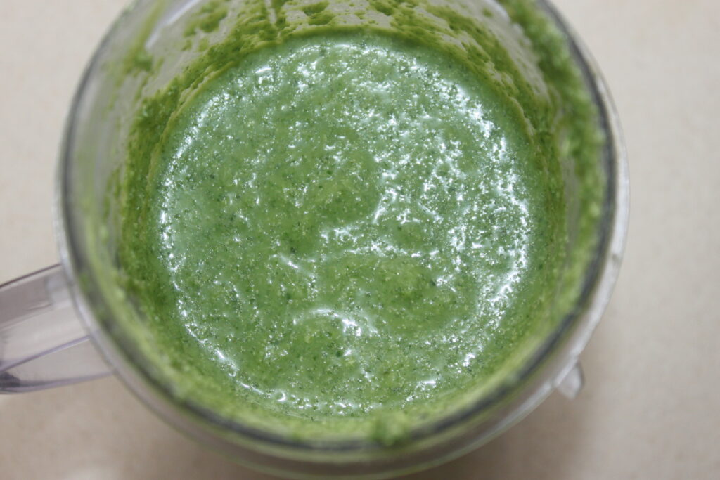 Un bol mixeur rempli d'un mélange vert rappelant un ceviche rafraîchissant.