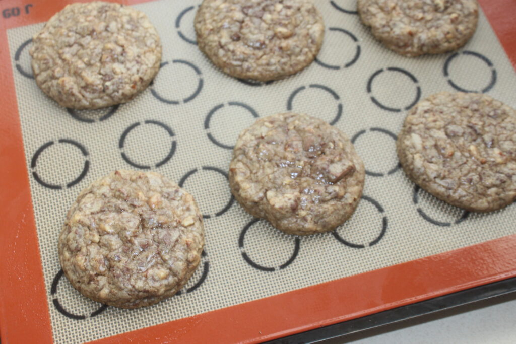 827B300A 1561 4977 A3A4 EEB48B2946F9