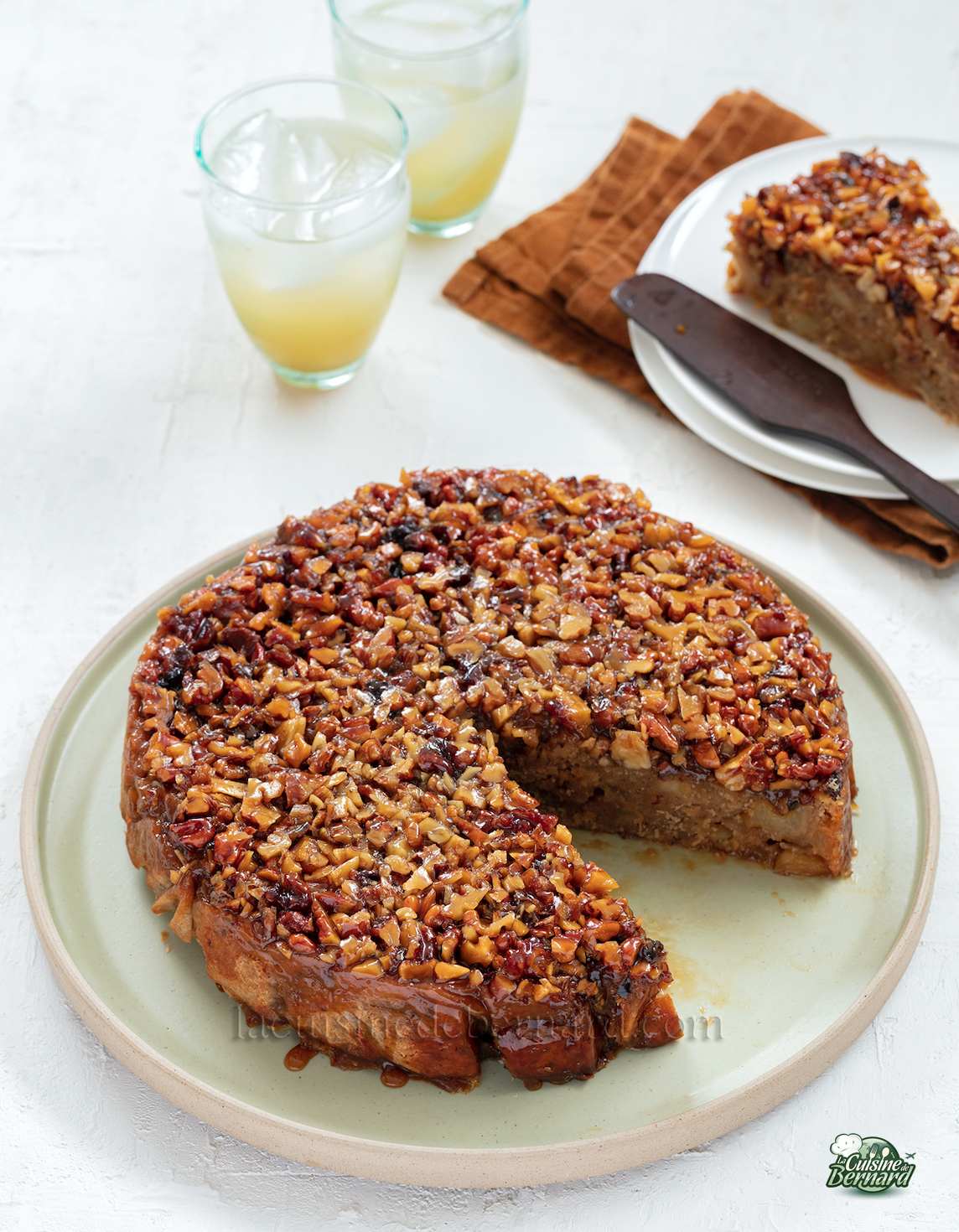 Gâteau renversé aux pommes, noix et miel