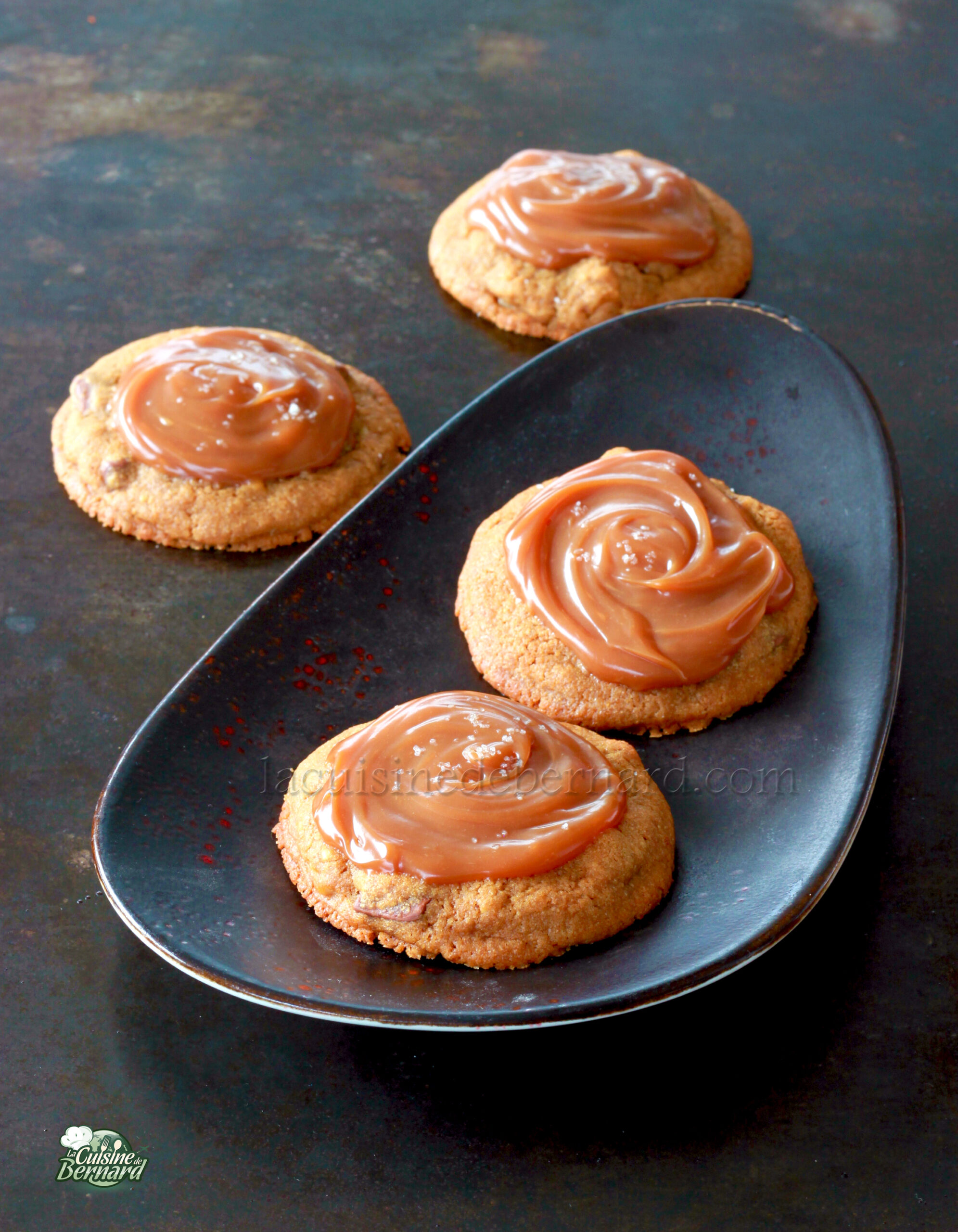 Cookies au chocolat au lait, noix, fleur de sel et confiture de lait